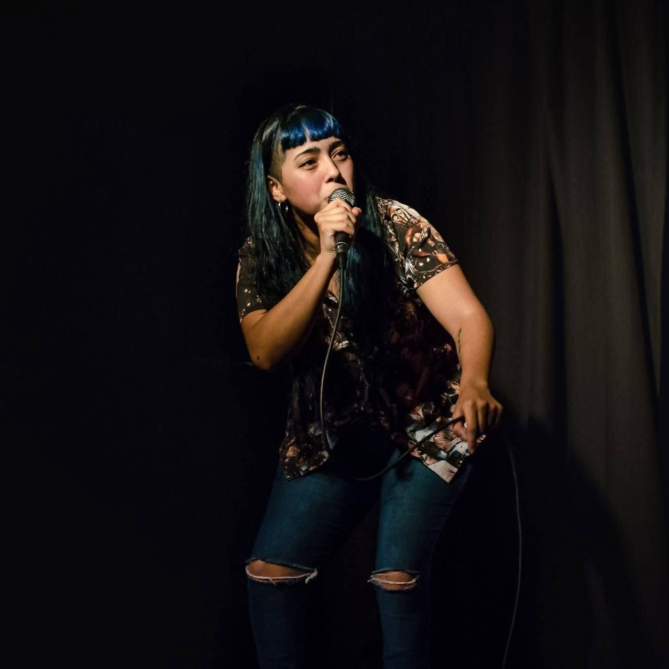 Evee cali  en Taburete Club de Comedia