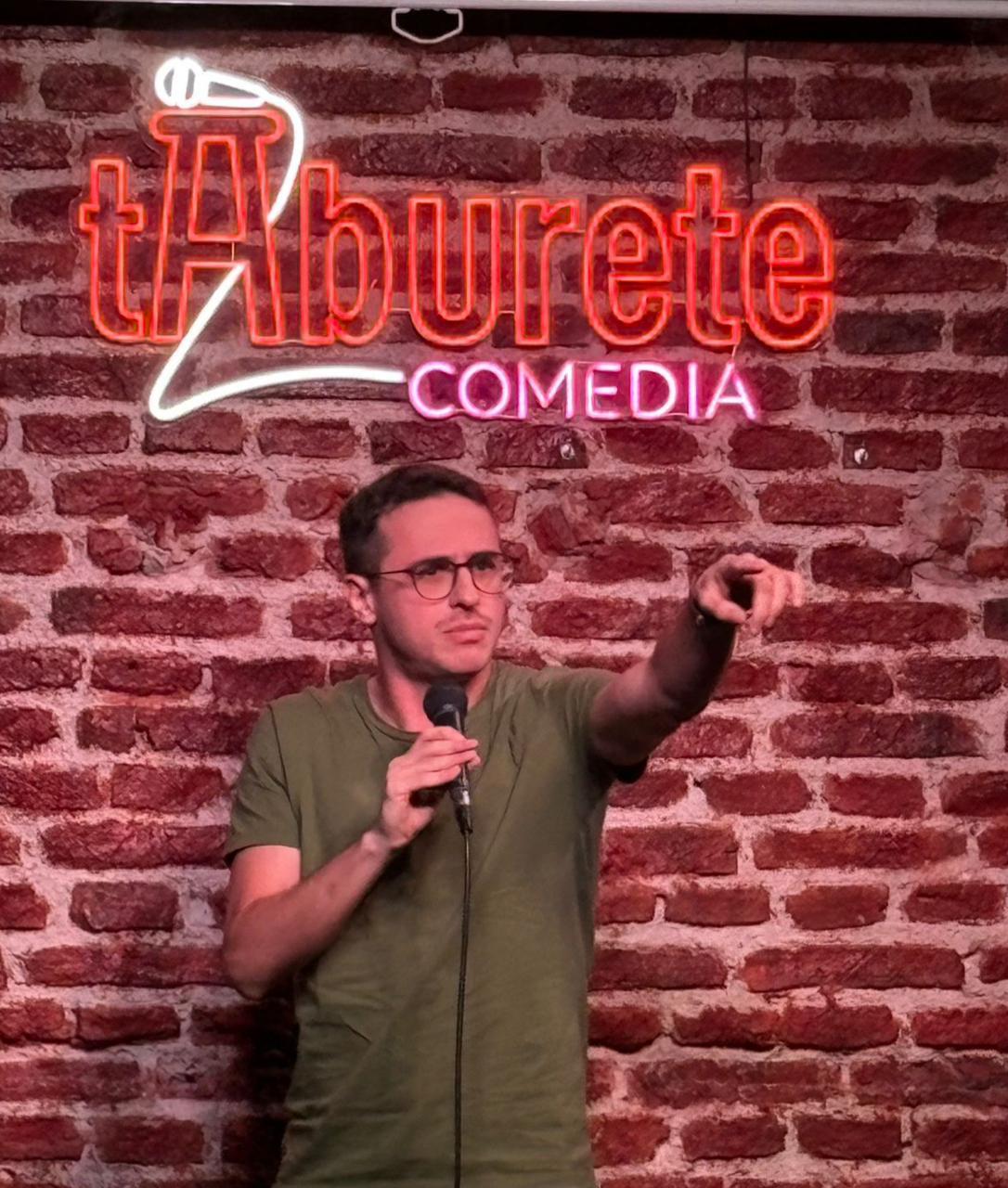 Brian Torchia en Taburete Club de Comedia