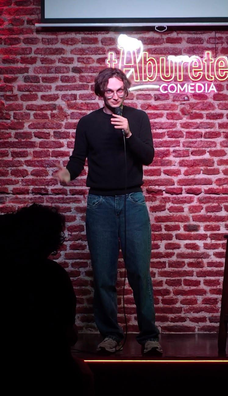 Simón Dorofeev en Taburete Club de Comedia