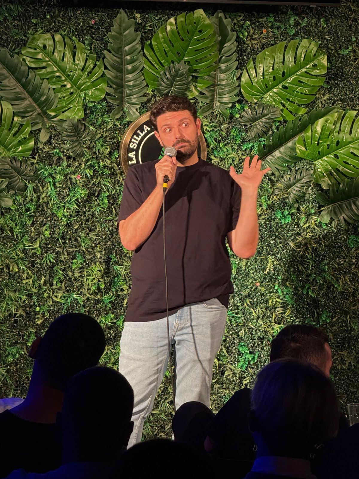 Santi Sadue en Taburete Club de Comedia